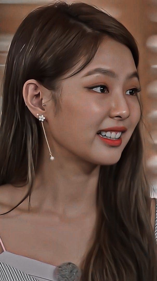 Jennie Kim Ear Piercing, Jennie Kim Earrings, Asian Piercing Ear, Jennie Ear Piercings, Jennie Piercing, Middle Piercing, Jennie Earrings, Jennie Jewelry, Ear Piercings Boy