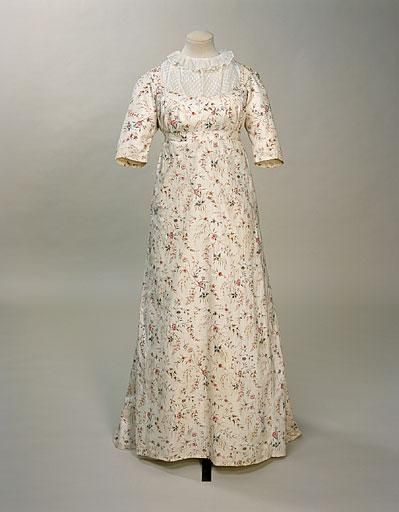 Dress (image 1) | England | 1795-1800 | cotton, linen | Manchester Art Gallery | Accession #: 1956.6 1800 Dress, 1790s Fashion, Round Dress, Regency Gown, Regency Era Fashion, Regency Period, 1800s Fashion, Regency Dress, Regency Fashion