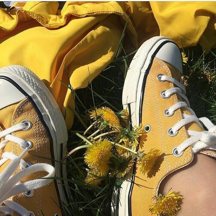 Boty Converse, Aesthetic Converse, Fluffy Bed, Yellow Converse, Yellow Wallpaper, Yellow Shoes, Yellow Aesthetic, Aesthetic Colors, Pastel Yellow