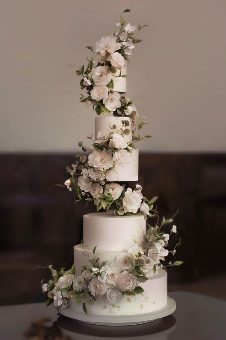 Three tiered floating white wedding cake with flowers twisting around it Deluce Cakes, Cake Designs Elegant, Luxury Wedding Cake Design, Wedding Cake Floral, Wedding Cake Designs Elegant, Tall Wedding Cakes, Contemporary Wedding Cakes, Cake Floral, Big Wedding Cakes