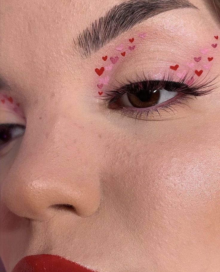 Easy Valentines Day Makeup Ideas, Valentines Graphic Eyeliner, Heart Eye Makeup Look, Heart Make Up, Valentines Eyeliner, Valentines Eye Makeup, Heart Makeup Look, Heart Eye Makeup, Heart Eyeliner