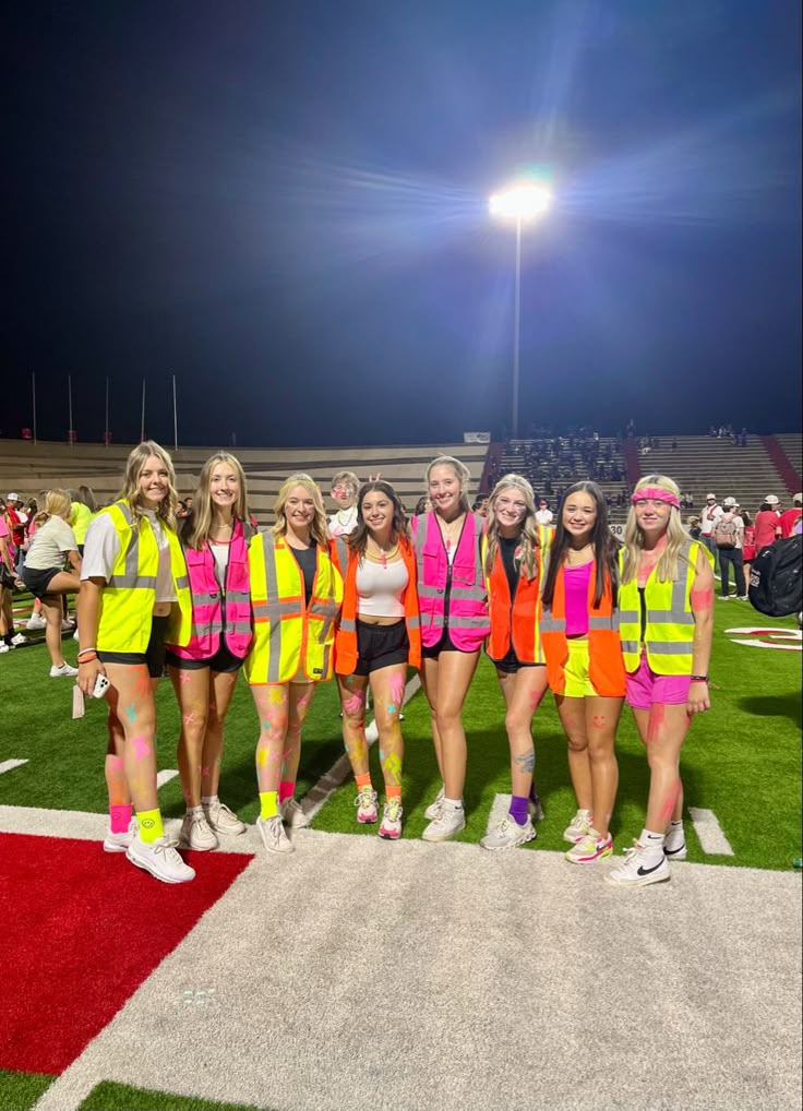 Neon Out Spirit Week, Neon School Theme Outfit, Neon Friday Night Lights Outfit, Pep Rally Dress Up Ideas, Fun Pep Rally Ideas, Pink Out Pep Rally Outfits, Western Pep Rally Outfits, Neon Cute Outfits, Neon Pep Rally Ideas