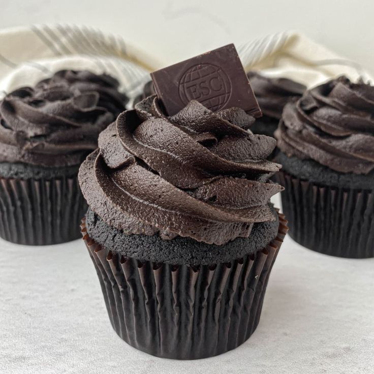 Black Velvet Cupcakes, Chocolate Cupcakes Decoration, Dark Chocolate Desserts, Chocolate Cupcakes Filled, Chocolate Extract, Dark Chocolate Frosting, Homemade Dark Chocolate, Dark Chocolate Recipes, Dark Chocolate Cupcakes