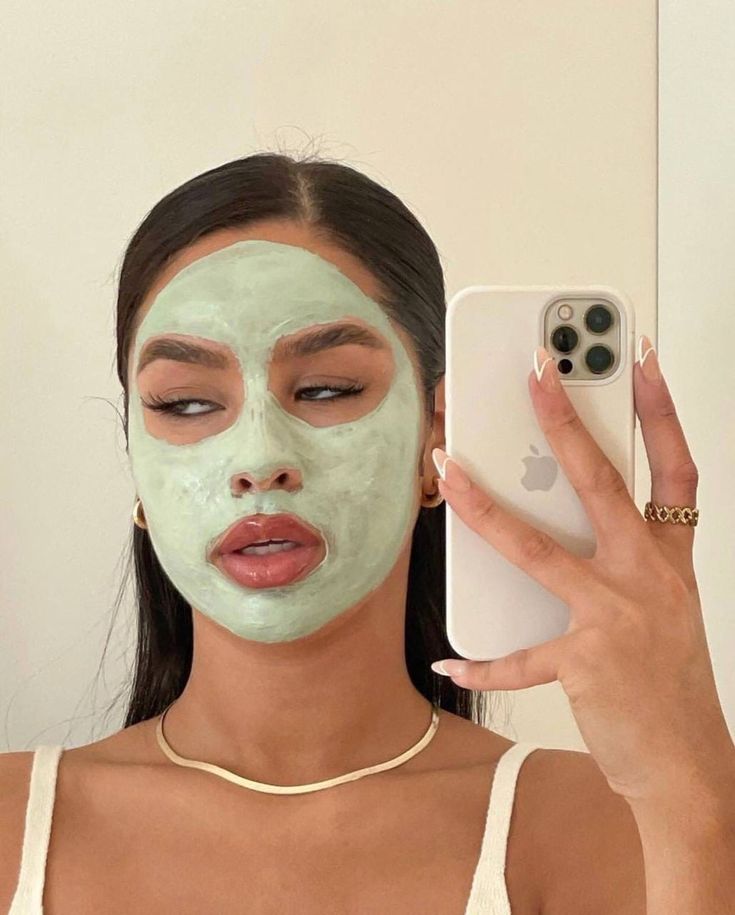 Mask Photoshoot, Green Mask, Face Mask Aesthetic, Green Face Mask, Green Tea Face, Wella Color Charm, Mask Aesthetic, Anti Aging Mask, Dry Skin Care