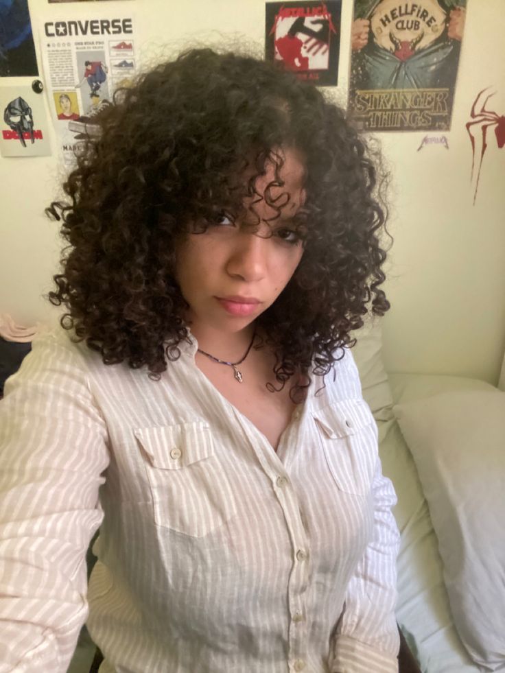 Bangs On 3b Curly Hair, Sza Hair Curly Bangs, Curly Bangs 4c Hair, 3b Short Curly Hair Bangs, Curly Hairstyles With Bangs And Layers, Curly Haircuts Medium With Bangs, Naturally Curly Hair Bangs, 3b Shag Haircut, 3b Short Curly Hair Round Face