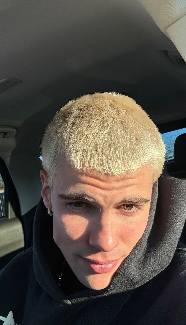 White Hair Men, Victor Perez, Dyed Hair Men, Magnolia Parks, Mens Haircuts Short Hair, Indoor Workout, Magnolia Park, Mens Haircuts Short, White Hair