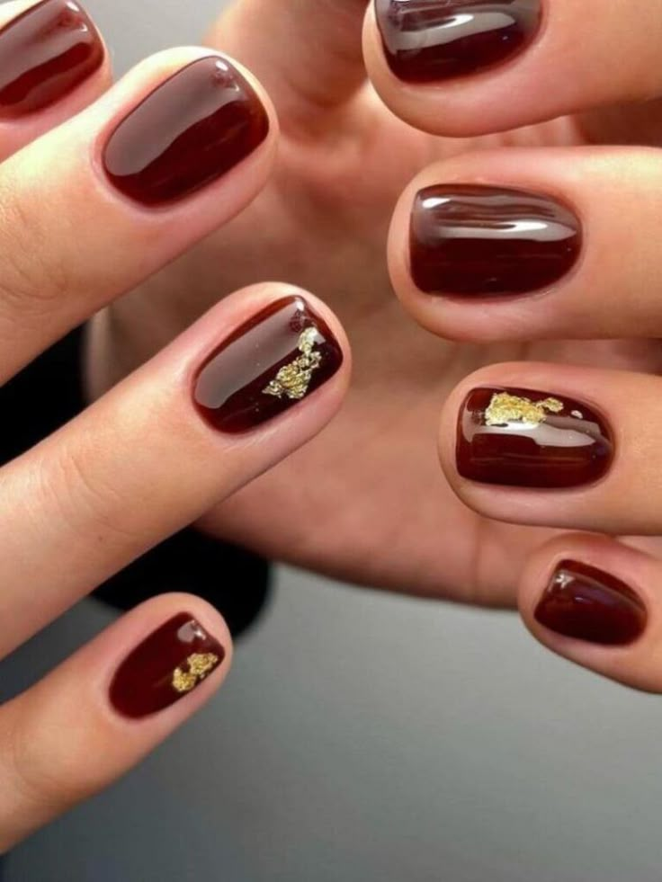 Short burgundy nails with a gold foil accent Maroon Nail Designs, Foil Nail Designs, Red And Gold Nails, Golden Nails, Maroon Nails, Gold Nail Designs, Nail Colors Winter, Gold Nail, Burgundy Nails