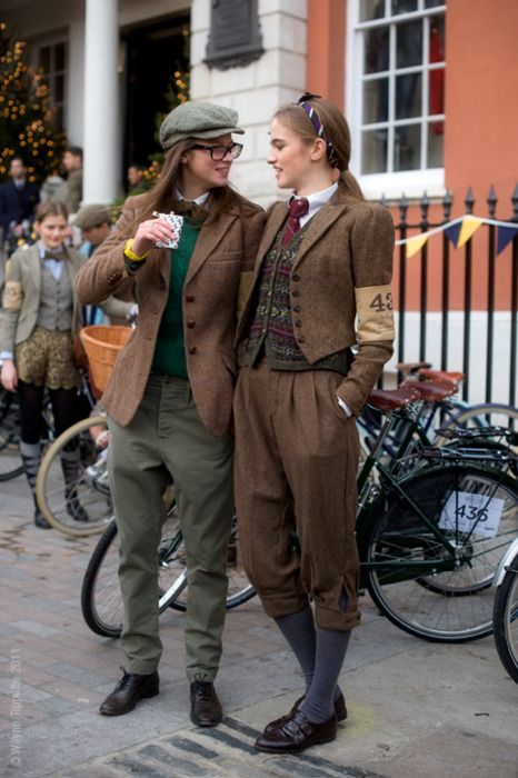 neoretro:    via Streetstyle Aesthetic Dandy Look, Tomboy Stil, Tweed Ride, School Swag, Tweed Run, Dandy Style, For School, Cycle Chic, Tomboy Outfits