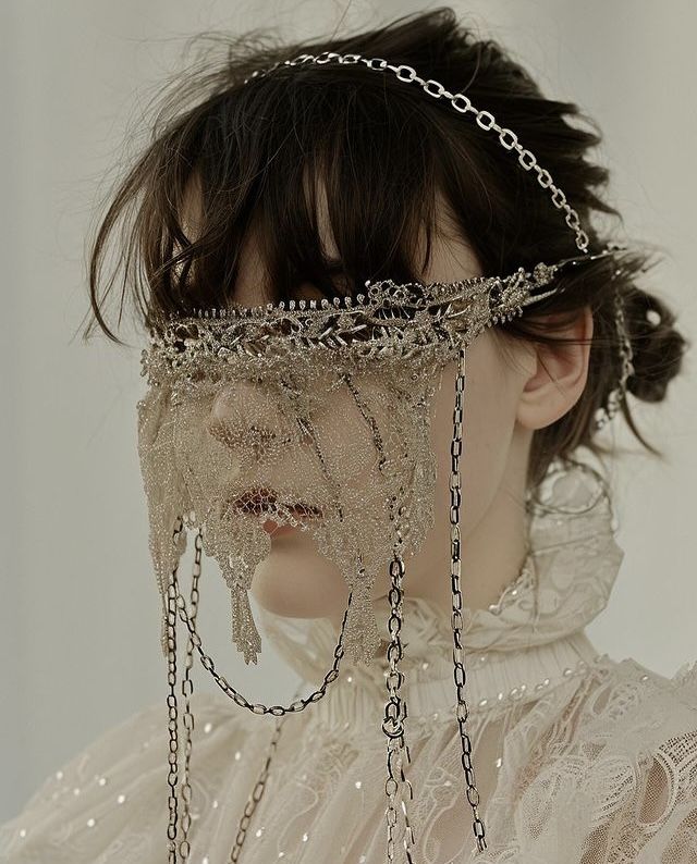 Gold Face Jewellery, Head Accessories Fashion, Chains In Hair, Face Veil Aesthetic, Headpiece Aesthetic, Head Gear Ideas, Futuristic Headpiece, Veil Aesthetic, Necklace Reference