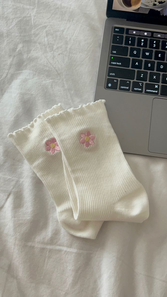 Cute Socks Aesthetic, Aesthetic Socks, Pretty Socks, Socks Aesthetic, Skechers D Lites, Flower Socks, Artsy Aesthetic, Heart Socks, Best Casual Outfits