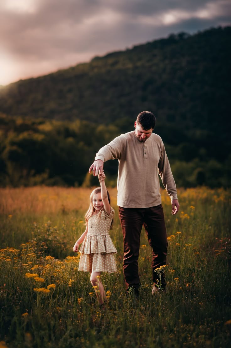 Father Daughter Poses Picture Ideas, Mommy Daddy And Daughter Photoshoot, Mother Father Daughter Photography, Father Daughter Christmas Pictures, 1 Kid Family Pictures, Family Pictures Ideas With Kids, Dad With Daughters Photography, Family Photos With Daughter, Father And Daughter Photoshoot Ideas