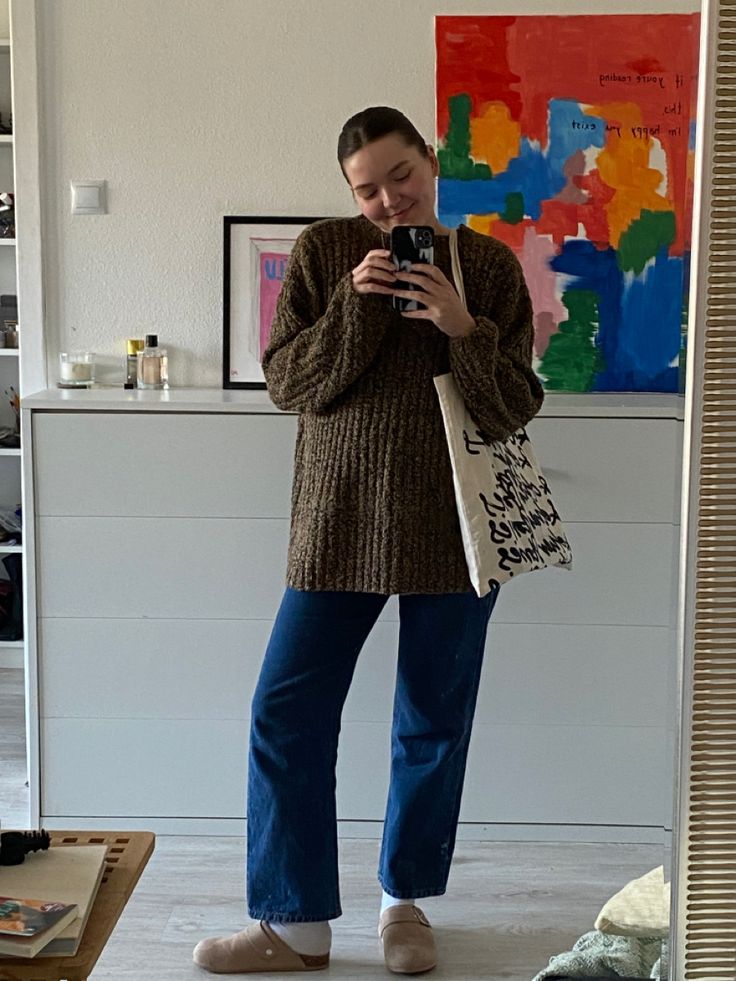 Birkenstock mules, tote bag, outfit inspo, spring outfit, mirror selfie, street fashion, instagram photo Boston Slippers Outfit, Boston Clogs With Socks Outfit, Birkenstock Loafers Outfit, Birkenstock Business Casual, Clog Mules Outfit Street Styles, Boston Mules Outfit, Outfit Ideas Birkenstock, Birkenstock Slippers Outfit, Birckingstock Boston Outfit