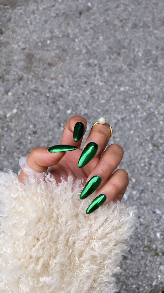 Red Green Chrome Nails, Christmas Nails Green Chrome, Holiday Chrome Nails Designs, Chrome Green Christmas Nails, Metalic Green Nail, Dark Green Crome Nails, Christmas Metallic Nails, Crome Green Nails, Green Chrome Nails Almond