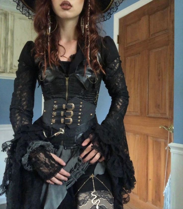 Pirate Vibe Outfit, Pirate Inspired Outfits, Piratecore Aesthetic, Ren Faire Witch, Pirate Outfit Women, Velvet Gothic Dress, Pirate Attire, Avant Apocalypse, Outfit With Corset