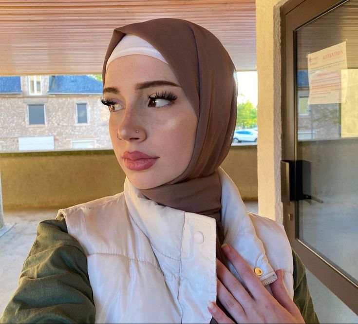 Shayla Hijab, Hijabi With Beanie, Green Eye Hijabi, Hijabi Model Face, Hijab Beauty, Hijabista Fashion, Muslim Women Fashion, Hijabi Outfits, Hijab Tutorial