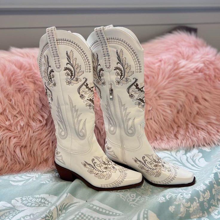 *Firm On Price* High Quality Synthetic Leather Smoke Free Home Comes With Box Luxury Fitted Cream Cowboy Boots, Luxury Cream Cowboy Boots With Round Toe, Western Beige Embroidered Boots, Embroidered Cowboy Boots, Luxury Ankle-high Western Cowboy Boots, Ladies Cowboy Boots Size 5.5, Synthetic Leather, Cream White, Cowboy Boots