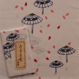 Japanese towel – Cherry blossoms and ambrellas Green Living, Cherry Blossoms, Textile Design, Fabric Patterns, Cherry Blossom, Cute Drawings, Beautiful Design, Towels, Pattern Design