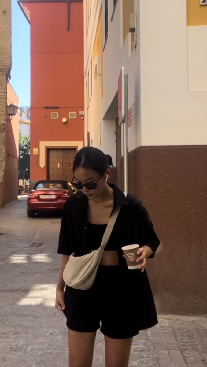 Minimal Summer Outfits 2023, Vacation Casual Outfits Summer, Black Simple Outfit Casual, Uniqlo Spring Outfit, Minimal Outfit Ideas Aesthetic, Spring Outfits Beach, Simple Minimal Outfits, Black Bag Outfit Casual, Cute Black Summer Outfits