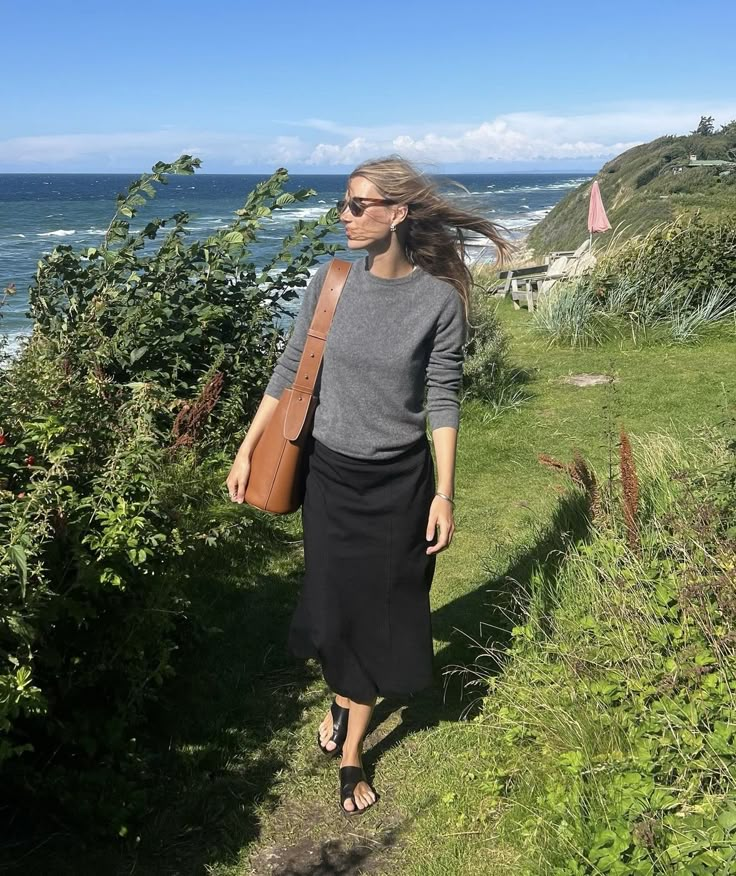 Garden Chic Outfit, Moosgaard Style, Aesthetic Capsule Wardrobe, Cecilie Moosgaard, Capsule Wardrobe Minimal, Effortless Style Casual, Sleek Outfit, Carolyn Bessette, Cute Jumpers