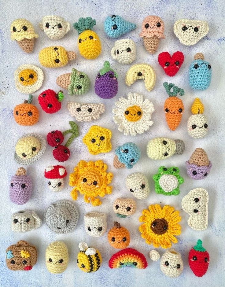 there are many crocheted fruits and vegetables on the towel