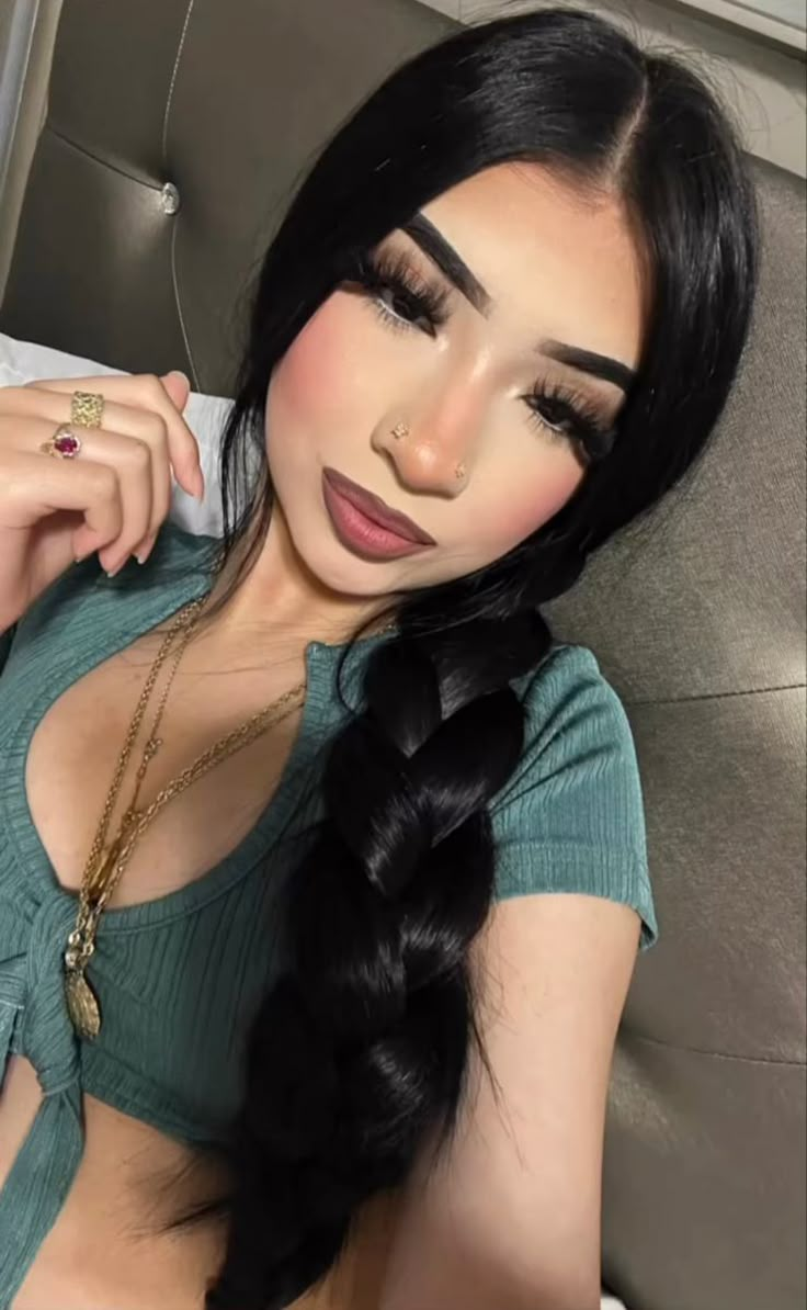 Makeup Inspo Latina, Copy N Paste Latina Hairstyles, Makeup Copy And Paste Latina, Pretty Selfies Face, Baddie Hair Dye Ideas, Latin Makeup Looks, Latina Bun Hairstyle, Hair Styles For Latinas, Hispanic Girl Makeup