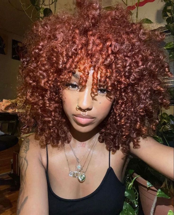 Curly Hair Colour Ideas Highlights, Burgandy Hair Curly Hair, Bold Hair Color Ideas, Color Ideas For Curly Hair, Curly Hair Color, Ideas For Curly Hair, Dyed Curly Hair, Bold Hair Color, Red Curly Hair