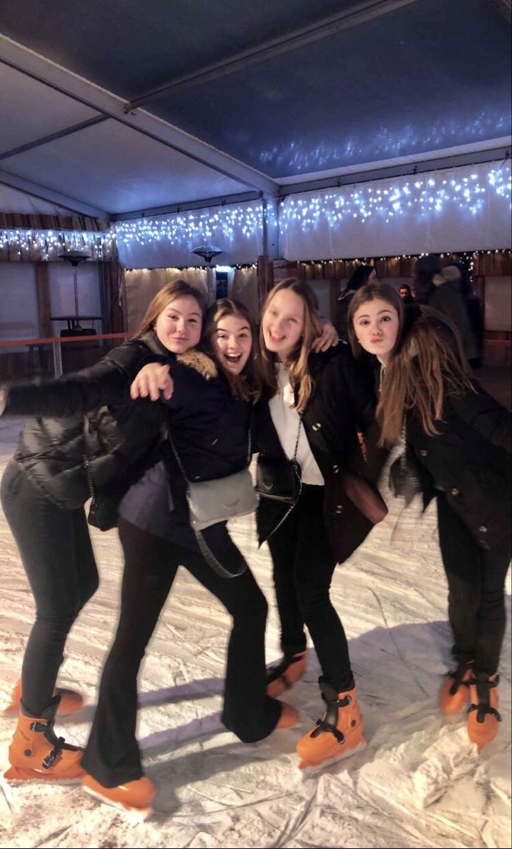 Ice Skating Outfit With Friends, Ice Skating Aesthetic Outfit, Outfit With Friends, Skate Aesthetic Outfits, Ice Outfit, Ice Skating Pictures, Aesthetic Best Friends, Ice Skating Aesthetic, Skating Pictures