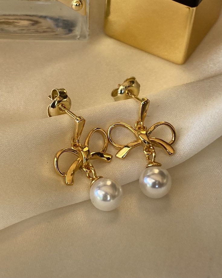 Yellow Gold Bow Earrings For Wedding, Formal Bow Drop Pearl Earrings, Formal Pearl Drop Earrings With Bow, White Gold Plated Pearl Earrings For Party, Wedding Pearl Drop Earrings With Bow, Chic Pearl Earrings For Gift, Chic Pearl Earrings As Gift, White Pearl Earrings With Bow For Party, Gold Earrings With Decorative Bow For Formal Occasions