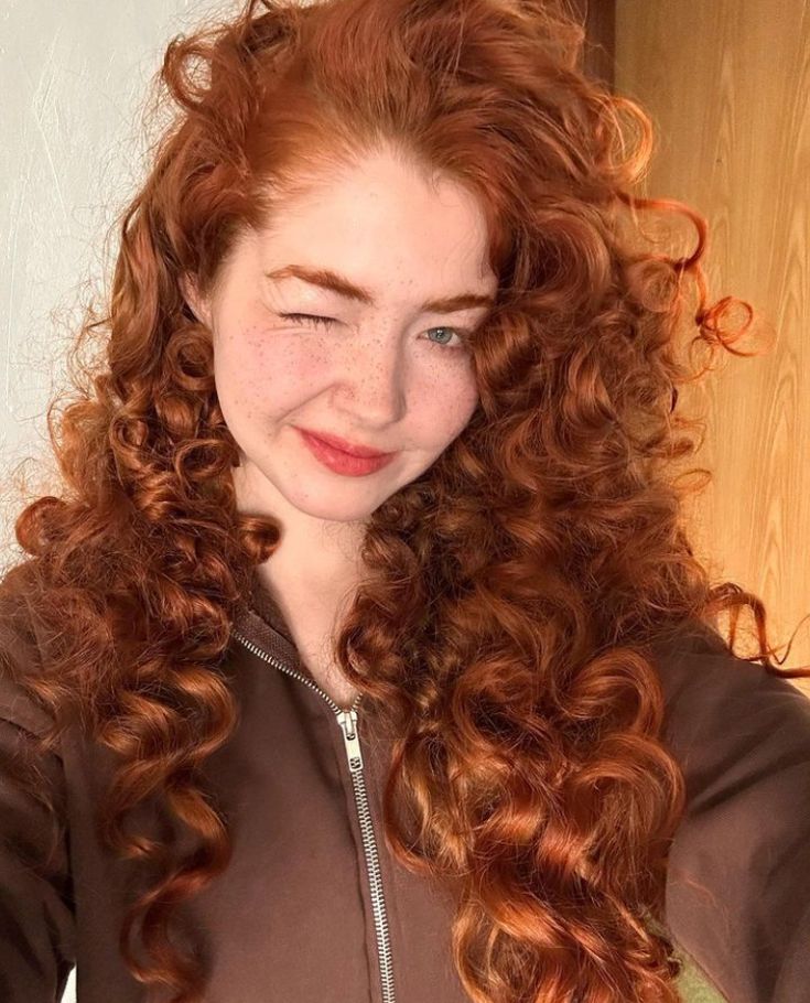 Long Curly Ginger Hair, Curly Hair Orange, Curly Orange Hair, Orange Hair Girl, Long Ginger Hair, Long Orange Hair, Ginger Curly Hair, Merida Hair, Curly Redhead