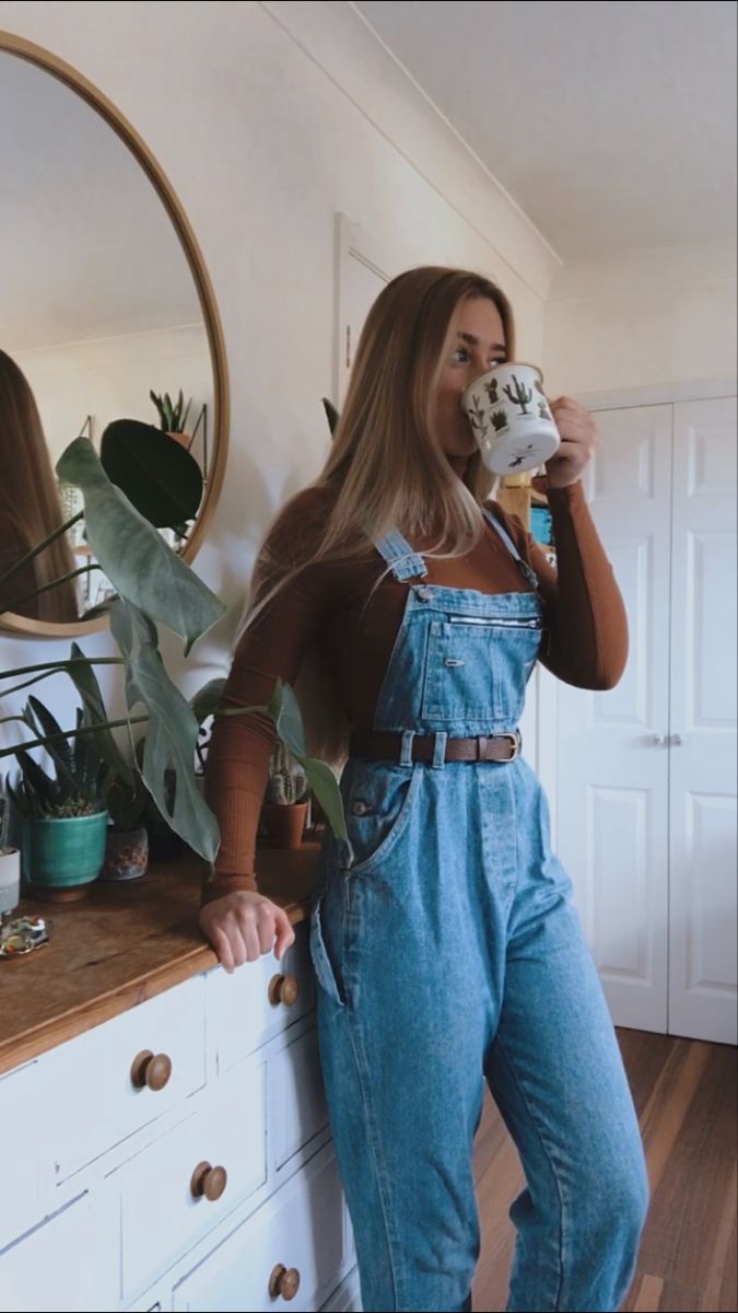 Oversized Overall Outfits, Overall Sweatshirt Outfit, Tshirt And Overalls Outfit, Overalls With A Belt, Soft Overalls Outfit, Light Overalls Outfit, Cute Denim Overall Outfits, Overall Jumper Outfits, Levi Vintage Overalls Outfit