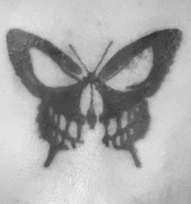 Ölüm Kelebeği 90s Goth Tattoo, Grunge Goth Tattoos, Aesthetic First Tattoos, Moth And Butterfly Tattoo Design, Tattoos For Metalheads, Easy Aesthetic Tattoos, Pretty Goth Tattoos, Goth Butterfly Drawing, Gothic Tattoo Filler Ideas