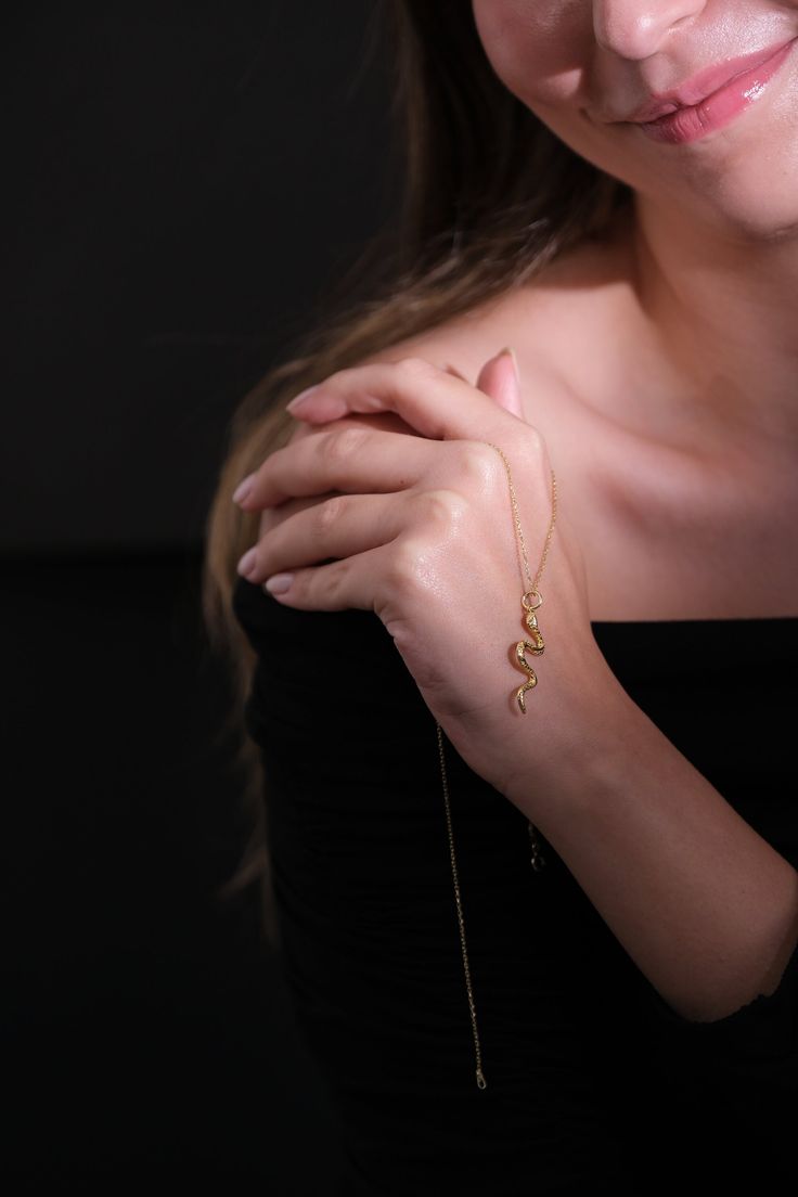 Kafesin Boyu : 18.3 mm Kafesin Eni : 8.12 mm Zincir Uzunlugu : 42 Cm Açılır Kapanır Kafes Kolye Elegant Snake Shape Necklaces With Clavicle Chain, Yellow Gold Snake-shaped Jewelry Gift, Yellow Gold Snake Shaped Jewelry For Gift, Snake-shaped Yellow Gold Jewelry For Gifts, Yellow Gold Snake Shaped Jewelry Gift, Elegant Snake Clavicle Chain Necklaces, Elegant Handmade Snake-shaped Jewelry, Elegant Tarnish-resistant Snake-shaped Jewelry, Yellow Gold Snake-shaped Necklace For Gift