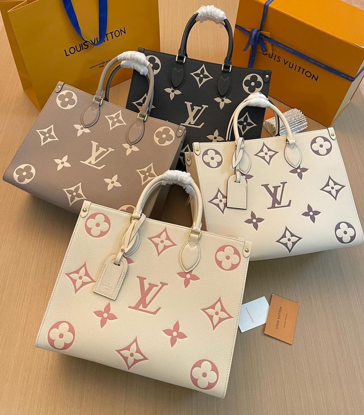 Tote Bags Aesthetic, Tas Lv, Winter Tote, Louis Vuitton Onthego, Louis Bag, My Style Bags, Fashion Shoes Heels, Lv Purse, Bags Louis Vuitton