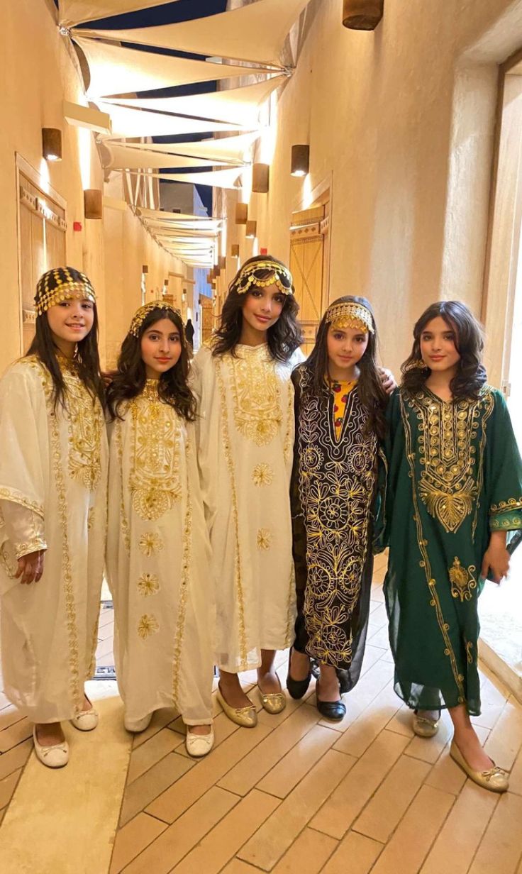 Arabian Night Costume, Arabian Gold Jewellery, Arabic Night Outfit, Bahrain Clothes, Arabic Dress Traditional, Emirati Fashion, Emirati Dress, Saudi Arabia Clothing, Saudi Clothes