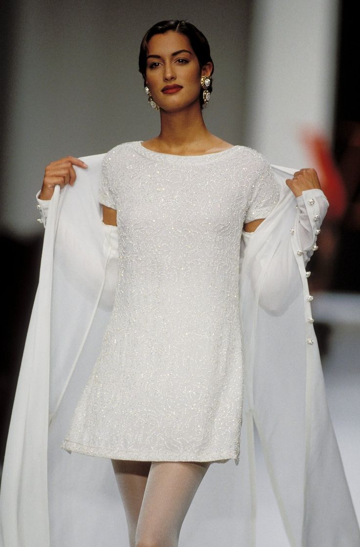 Yasmin Guari, Valentino 1993, Outfit Inspirations 90s, 90s Outfit Inspiration, 1990s Fashion Trends, Dresses 90s, Versace Dresses, Haute Couture Style, Valentino Runway