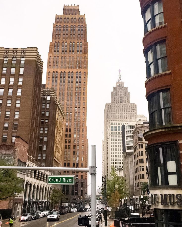 the street sign is clearly visible for all of us to see in this cityscape