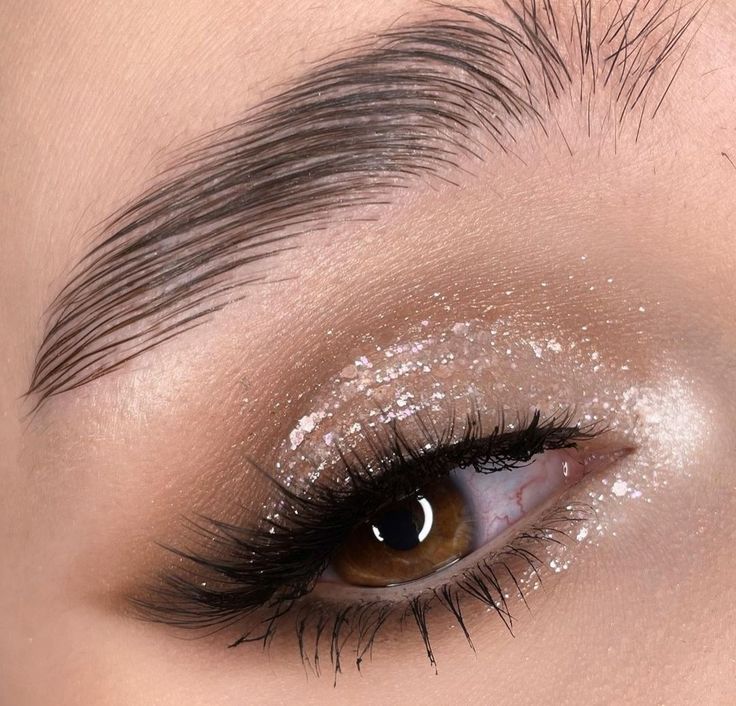 Sparkly Eyeshadow Tutorial, Christmas Eyeshadow Looks, Makeup Looks Winter, Sparkly Eye Makeup, Holiday Eye Makeup, Eye Makeup Guide, Glittery Eye Makeup, Christmas Eyeshadow, Silver Eye Makeup