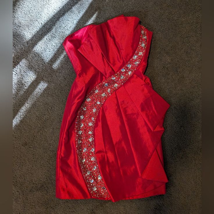 Size Small, New, Beautiful Glamorous Red Strapless Dress For Party, Red Sleeveless Mini Dress For Homecoming, Red Sleeveless Mini Dress For Prom, Red Sleeveless Prom Mini Dress, Red Summer Dress For Homecoming, Red Fitted Glamorous Strapless Dress, Glamorous Red Fitted Strapless Dress, Red Homecoming Summer Dress, Red Dress For Summer Homecoming