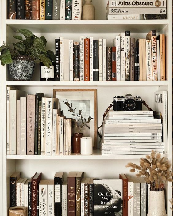 Photo by: Polly Florence Lots Of Books, Bookshelf Styling, Home Library, Book Shelf, Interior Inspo, My New Room, Cheap Home Decor, 인테리어 디자인, House Inspiration