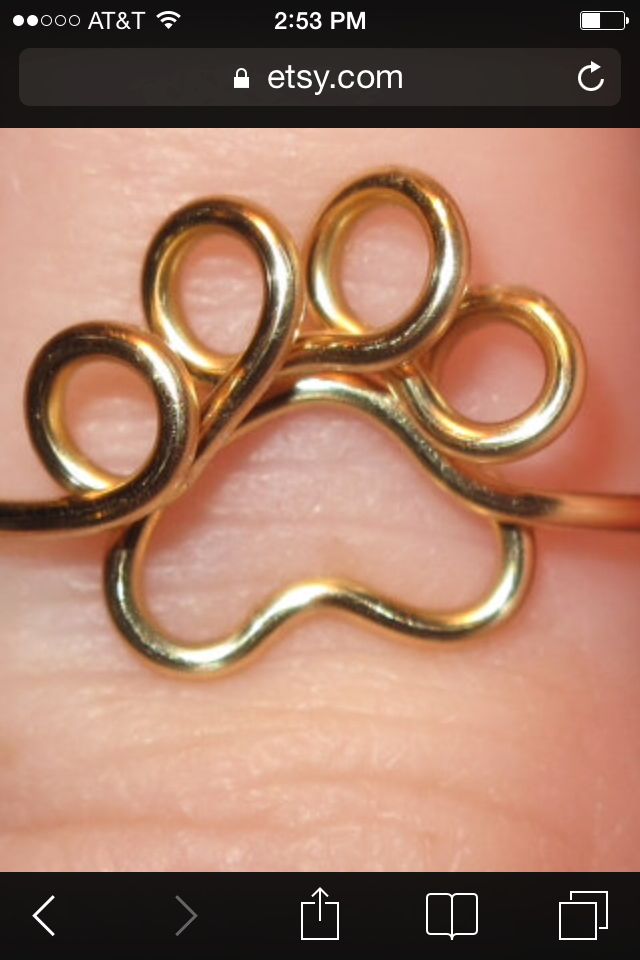 an image of a gold ring on someone's finger with scissors in the middle