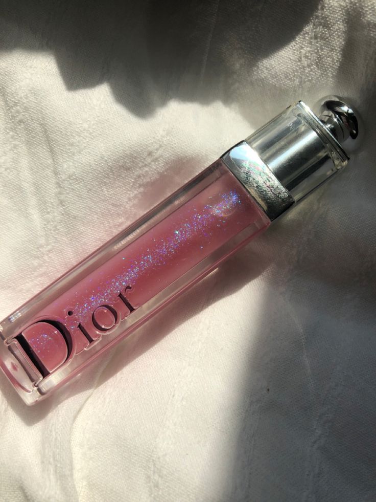 Dior Lip Gloss Aesthetic, Gloss Da Dior, Dior Lipgloss Aesthetic, Dior Lippies, Dior Makeup Products, Dior Makeup Aesthetic, Dior Gloss, Dior Lip Gloss, Lipgloss Aesthetic