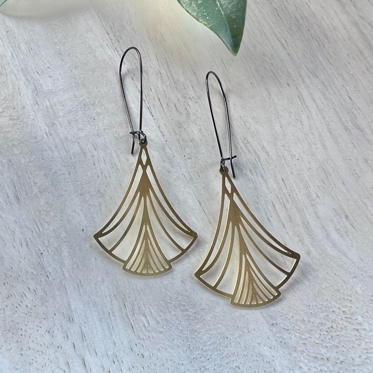 Super cute art deco brass pendant earrings on antiqued gunmetal earwires. Pendant measures 1.2 x .1.5" Pendant with earwire is 2.5" total length Brass Pendant, Pendant Earrings, Cute Art, Art Deco, Super Cute, Brass, Pendant, Art