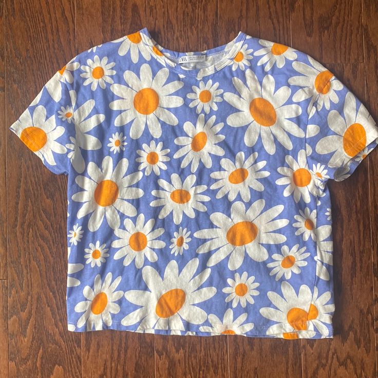 Short Sleeve Blue Cotton Crew Neck Tee W White & Yellow Daisy Print Throughout. Never Worn! Light Blue Printed Casual Tops, Casual Light Blue Printed Top, Blue Short Sleeve Summer Tops, Cute Printed Blue Tops, Light Blue Short Sleeve Tops With Printed Details, Light Blue Short Sleeve Tops With Prints, Light Blue Printed Short Sleeve Tops, Cute Light Blue Summer Shirt, Light Blue Graphic Print Top For Spring