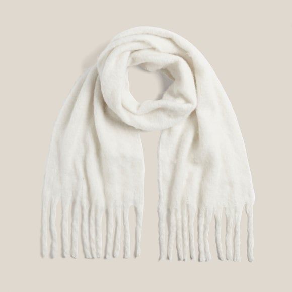 Fluffy White Scarf, Wishlist Ideas Christmas, White Scarf Outfit, Aesthetic Scarf, Scarf Aesthetic, Girly Christmas Gifts, Cream Scarf, Cute Scarf, Xmas Wishlist