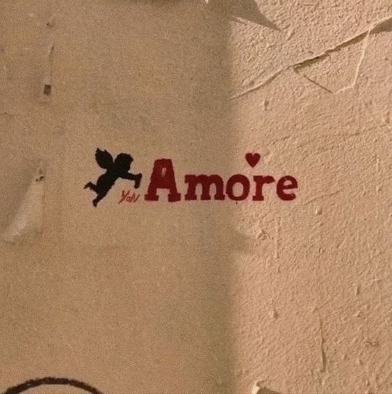 graffiti on the side of a building that says, i amore