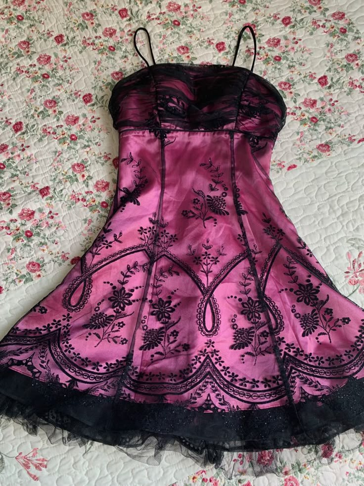 Draculaura Sweet 1600 Dress, Pink And Black Homecoming Dress, Draculaura Prom Dress, Halloween Black Dress Ideas, Dark Pink And Black Outfit, Briar Beauty Aesthetic Outfit, Draculaura Clothes Aesthetic, Pink Black Aesthetic Outfits, Draculaura Outfit Aesthetic