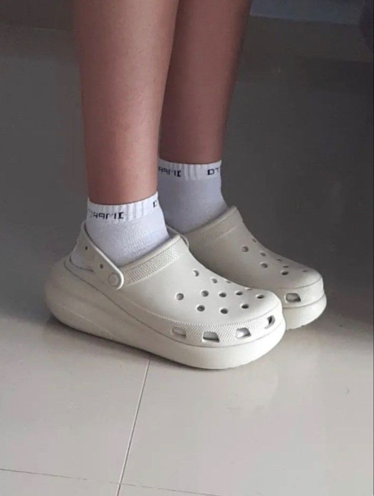 Crocs Crush Clog Outfit, White Crocs Aesthetic, Crocs Inspiration, Aesthetic Crocs, Crocs Crush, Cool Crocs, Crocs Aesthetic, Crocs Collection, Clog Outfit