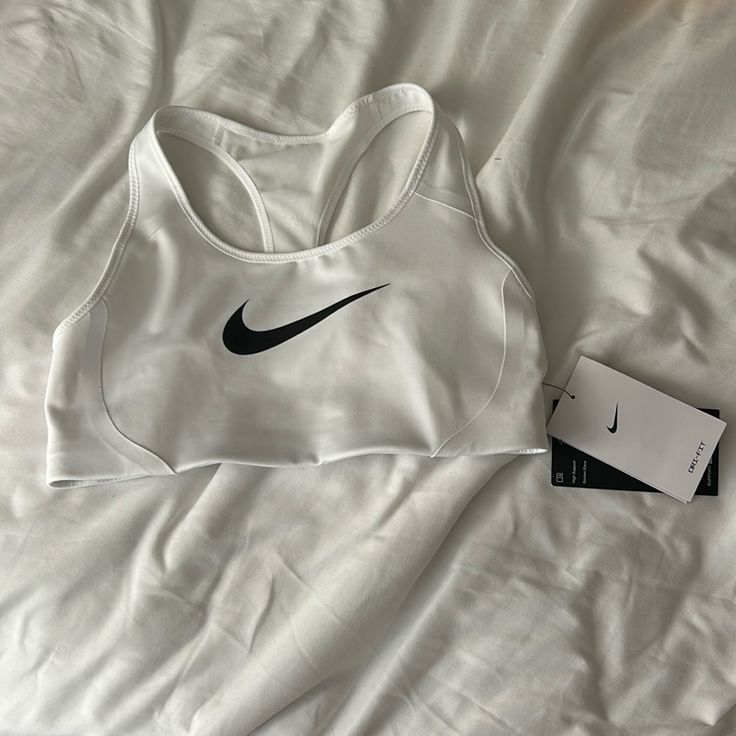 This Sports Bra Is A Nike Dri Fit. It Still Has Tags And Is In Perfect Condition. Nike Sports Bra Outfit, Sports Bra Outfit, Nike Sportswear Women, Plus Size Sports Bras, Strappy Sports Bras, Nike Sports Bra, Padded Sports Bra, Cute Jeans, Nike Sports