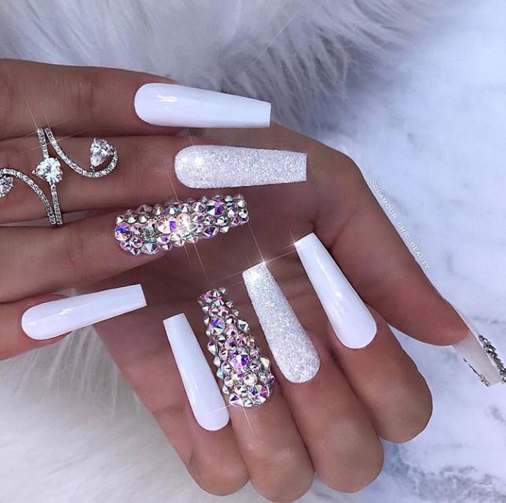 Ongles Bling Bling, Oval Acrylic Nails, Nails Design With Rhinestones, White Acrylic Nails, Pretty Nail Designs, White Nail Designs, Unique Acrylic Nails, Bling Acrylic Nails, Diamond Nails