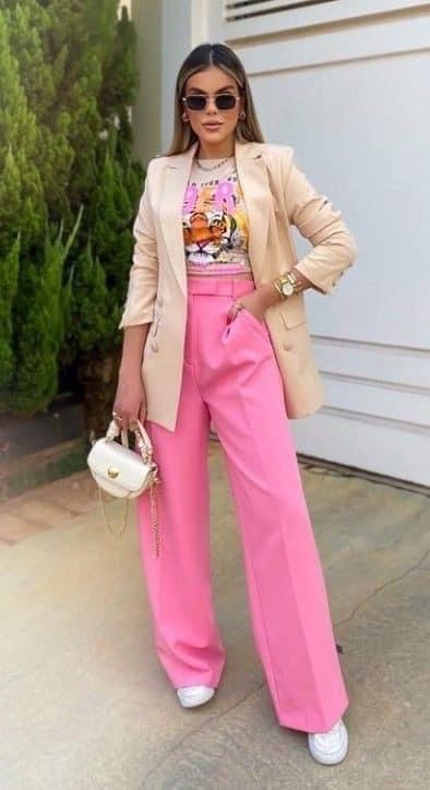 Pink Trousers Outfit, Pink Pants Outfit, Outfit Rosa, Mode Kimono, Elegante Casual, Looks Street Style, Outfit Trends, Pink Pants, Colourful Outfits